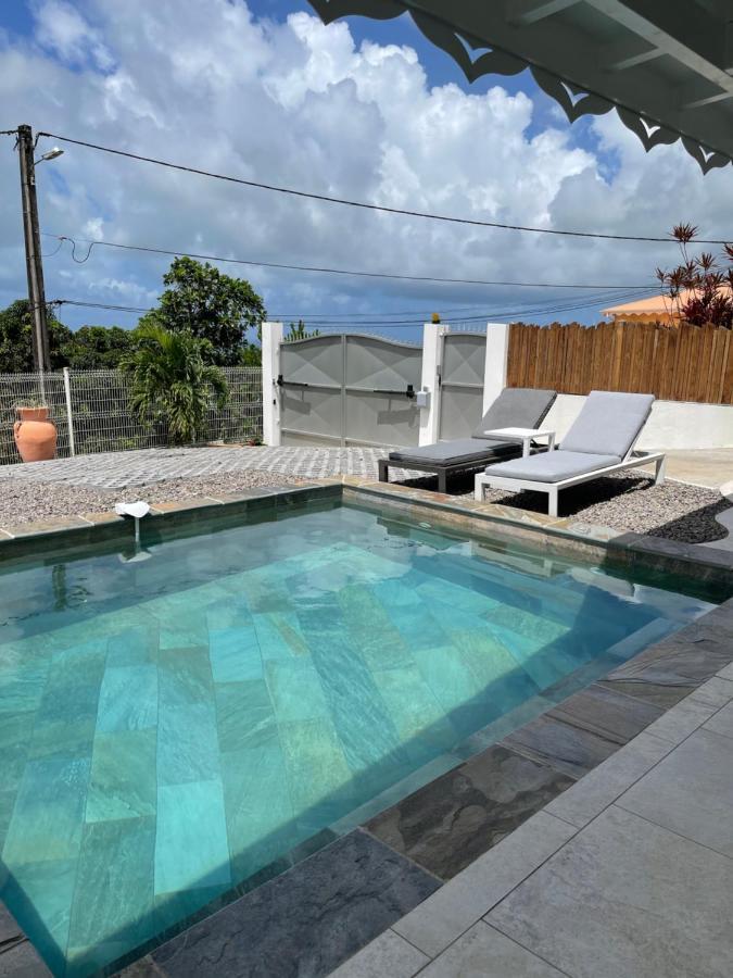 Les Appart Villa Sunbay Caraibes Avec Piscine Privative Vue Mer Et Montagne Le François Esterno foto